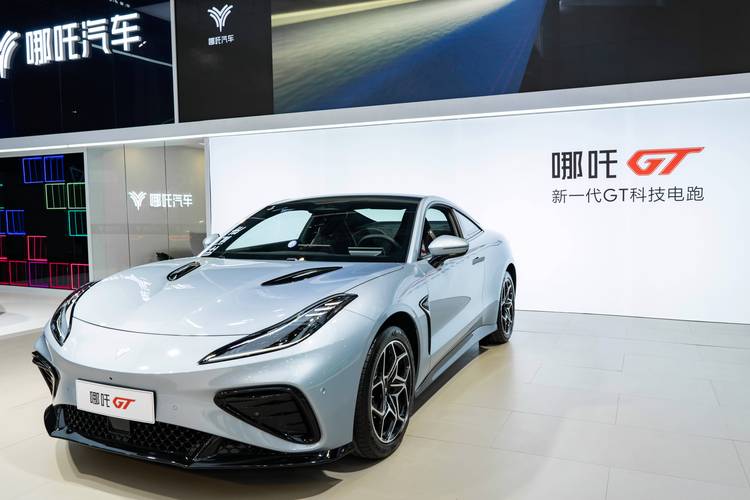 东莞327哪吒汽车在智能汽车领域的表现，领途汽车在新能源汽车市场中的影响力